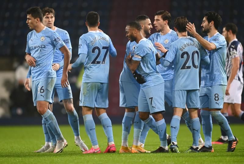 جواو كانسيلو مع لاعبي مانشستر سيتي