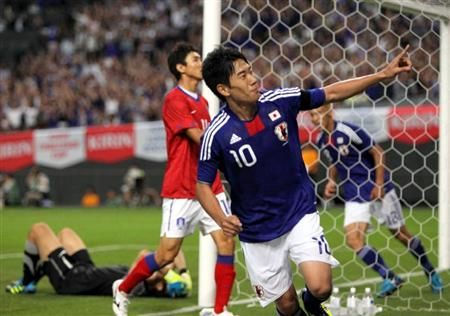 شينجي كاغاوا يحتفل بعد إحرازه الهدف الأول بالمباراة