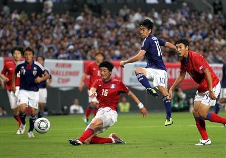 شينجي كاغاوا يحرز الهدف الأول لليابان