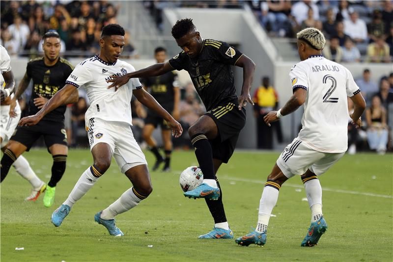 لاعبو جلاكسي