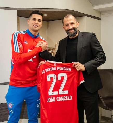 بعد توقيع العقود