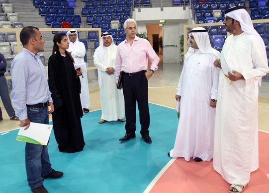 جانب من جولة وفد قناة ابوظبي الرياضية الى منشآت مدينة خليفة الرياضية 