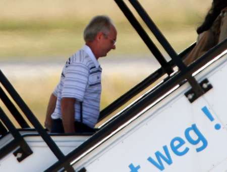 زفن غوران اريكسون مدرب المنتخب على سلم الطائرة