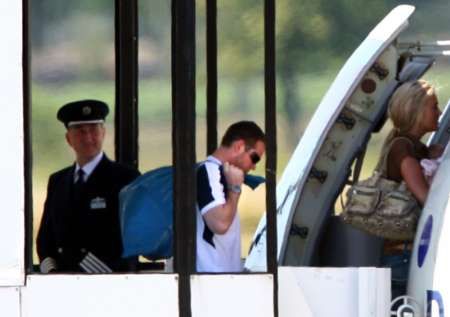 واين روني يركب الطائرة