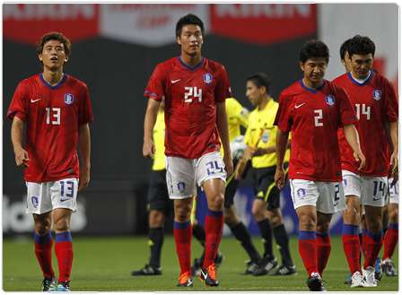 حسرة لاعبي كوريا بعد خسارتهم القاسية أمام اليابان