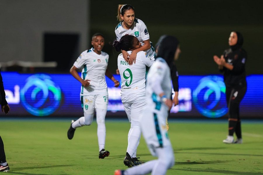 لاعبات الأهلي