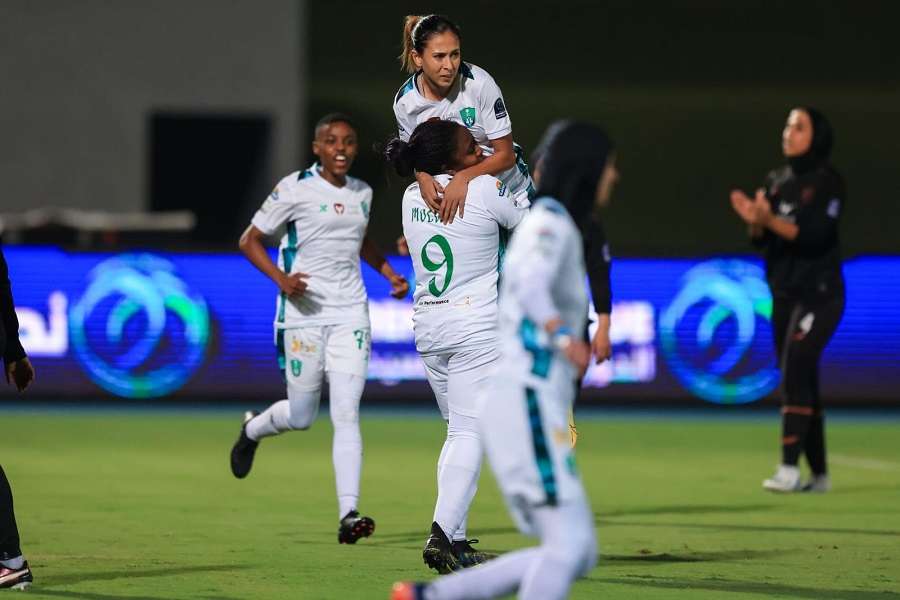 لاعبات الأهلي