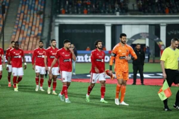 محمد عبد المنعم مع لاعبي الأهلي