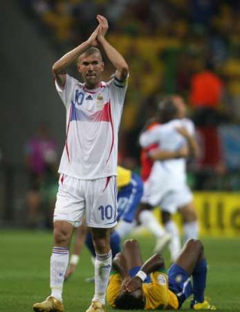 زين الدين زيدان يحتفل بالفوز على البرازيل 