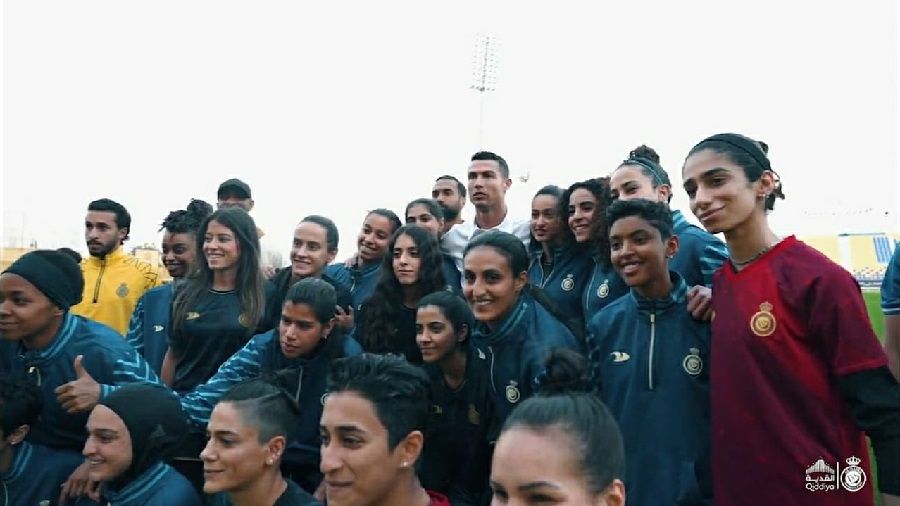 رونالدو مع لاعبات النصر