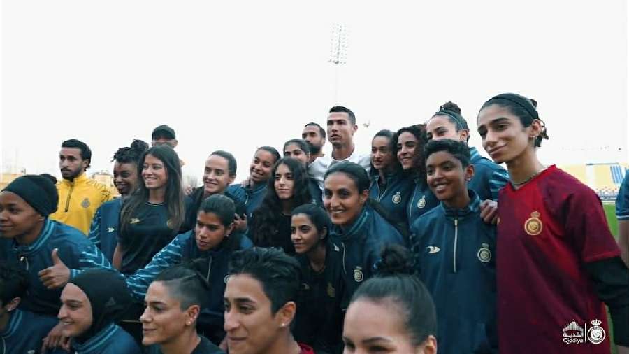 رونالدو مع لاعبات النصر