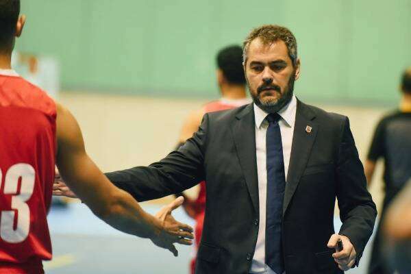 أوجستي بوش مدرب الأهلي خلال اللقاء