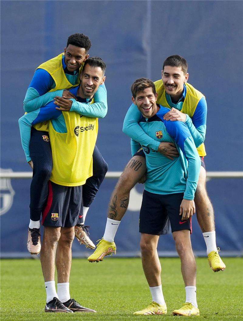 بالدي مع زملائه الشهر الماضي