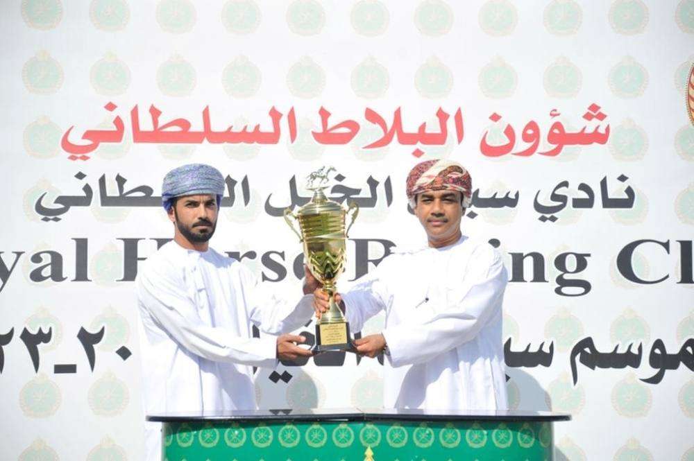 من تسليم الجوائز