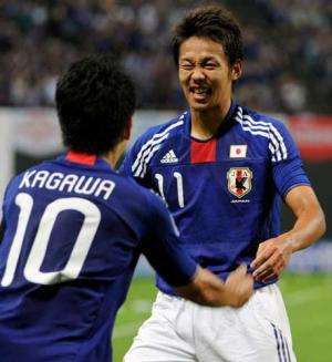 كيوتاكي يحتفل مع كاغاوا بعد صناعته الهدف الثالث بالمباراة