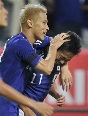 هوندا يحتفل مع كيوتاكي بعد أن صنع له الهدف الثاني بالمباراة