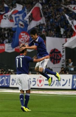 كاغاوا يحتفل مع كيوتاكي بعد أن صنع له الهدف الثالث بالمباراة