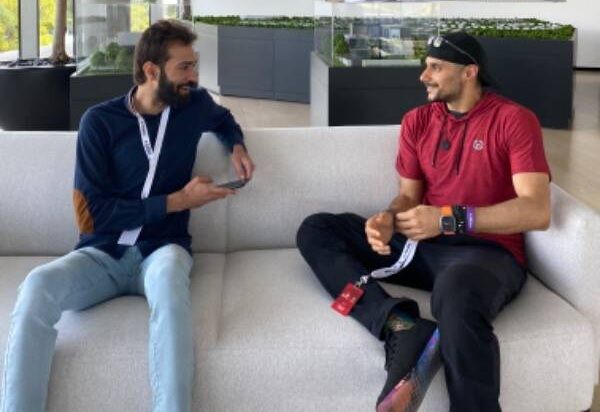 الأمير خالد بن الوليد بن طلال ومراسل كووورة أثناء الحوار