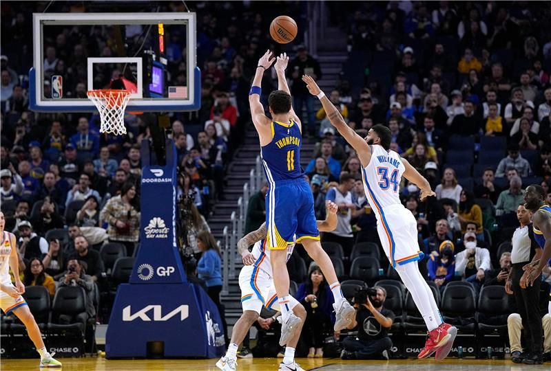 من مباراة جولدن ستايت ووريرز وأوكلاهوما سيتي ثاندر