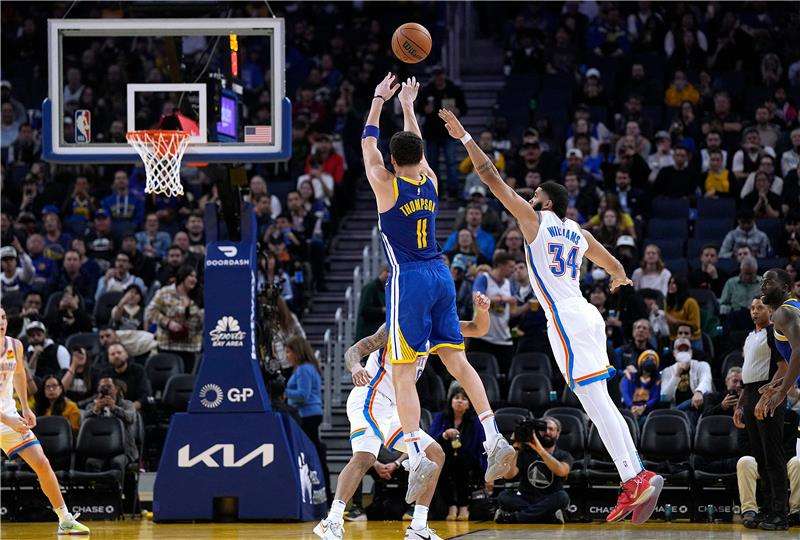 من مباراة جولدن ستايت ووريرز وأوكلاهوما سيتي ثاندر