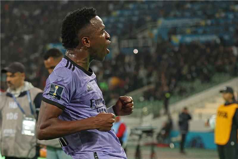 فينسيوس يحتفل بهدفه في الأهلي