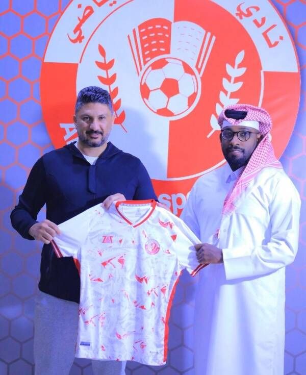 وسام رزق خلال التوقيع