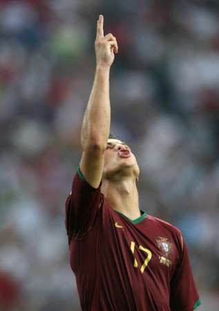 كريستيانو بعد نجاحه في تسجيل ركلة الترجيح في المرمى الانجليزي