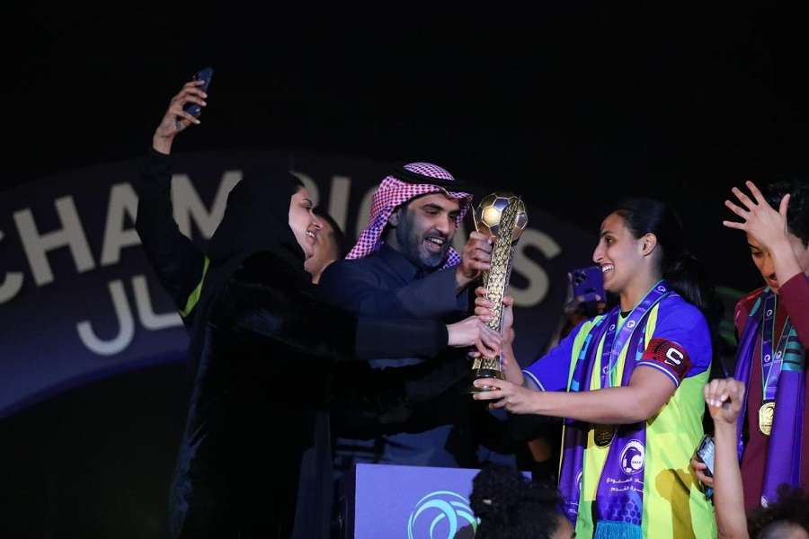 أضواء العريفي (يسار) تتوج لاعبات النصر باللقب