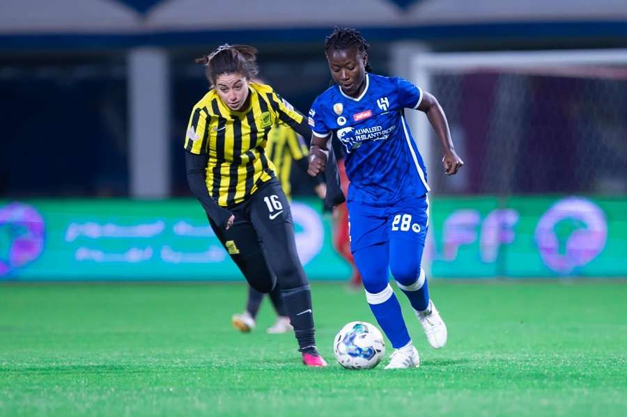 إليزابيث أدو (يمين)