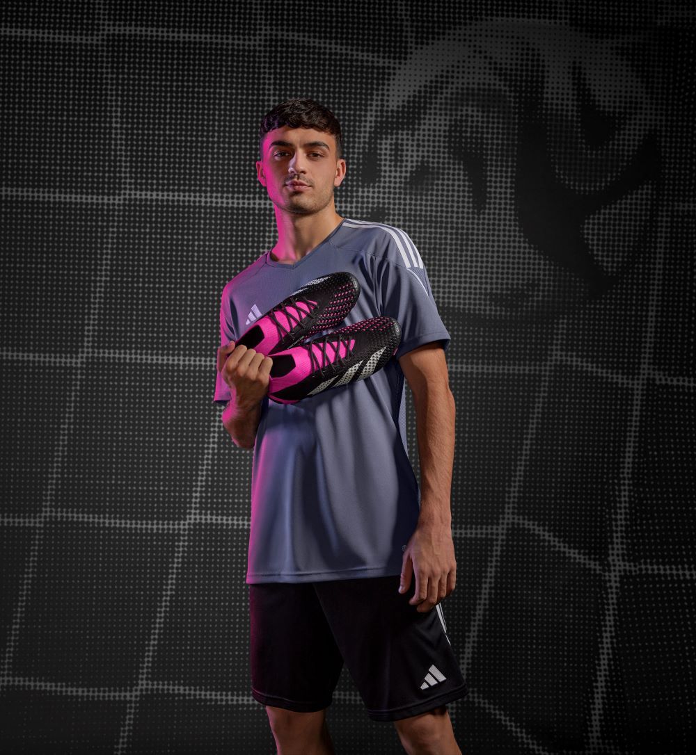 بيدري نجم برشلونة مع الحذاء الجديد