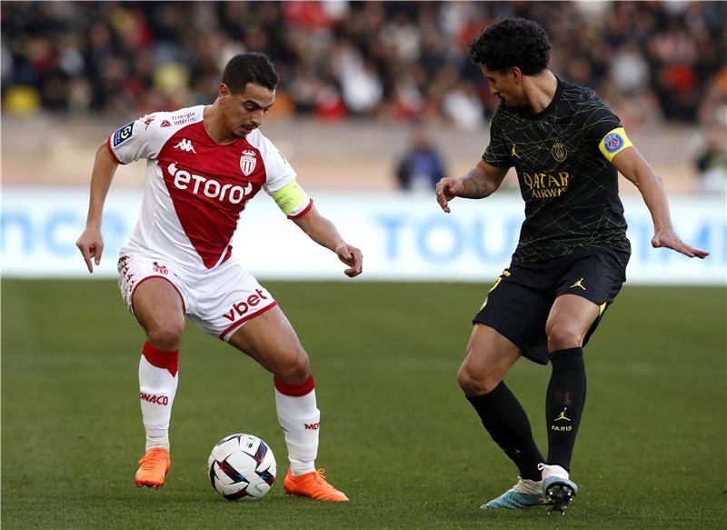 ماركينيوس (على اليمين)