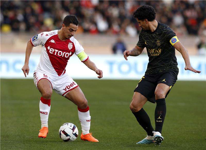 ماركينيوس (على اليمين)