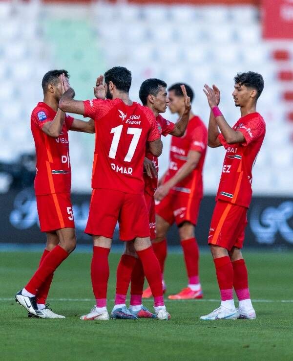 لاعبو شباب الأهلي