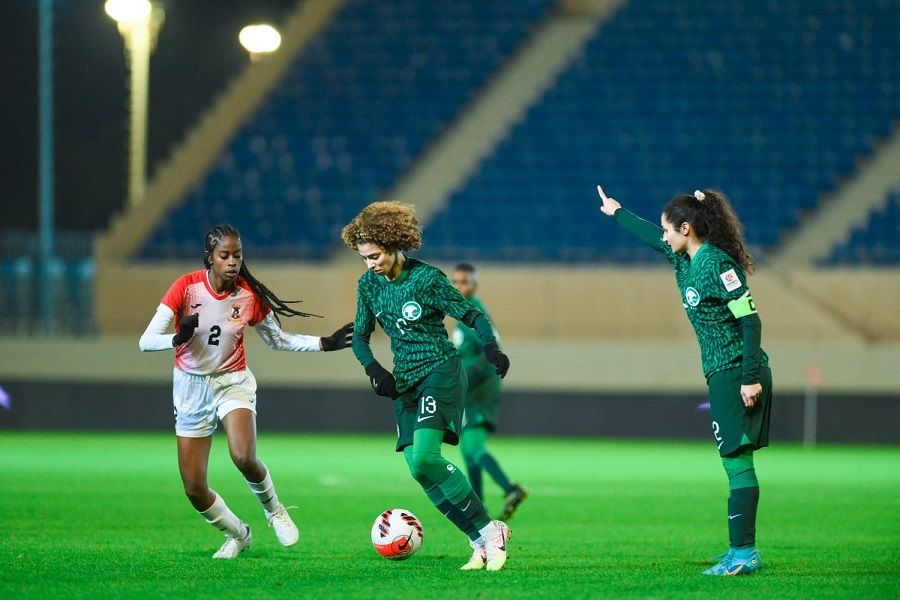 لاعبتا المنتخب السعودي بيان صدقة (يمين) وصبا توفيق