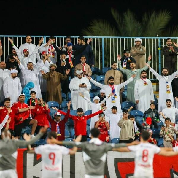 لاعبو الشارقة مع الجماهير