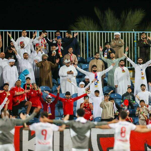 لاعبو الشارقة مع الجماهير
