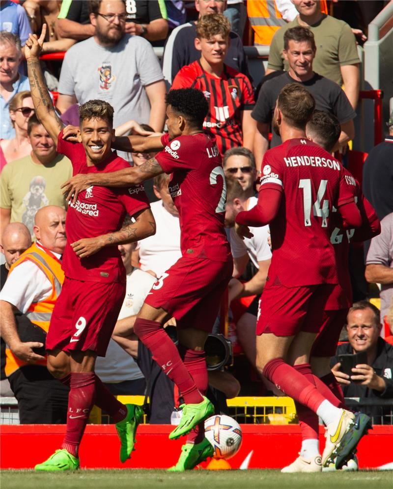 دياز (في الوسط)