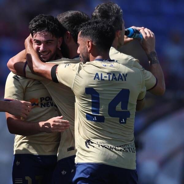 محمد الطائي مع لاعبي نيوكاسل جتس