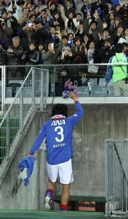 ناوكي ماتسودا بقميص فريق يوكوهاما مارينوس قبل وفاته