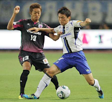 صراع كروي بين هيروشي كيوتاكي ( يسار ) وتاكومي شيموهيرا