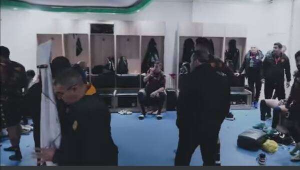 نبيل معلول خلال حديثه للاعبين