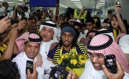 العنزي لحظة وصوله جدة