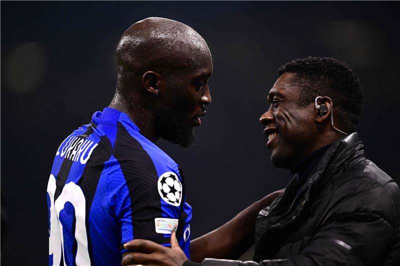 لوكاكو يتلقى التهنئة من سيدورف