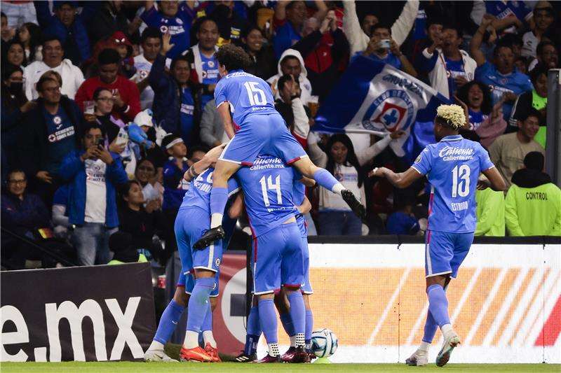 لاعبو كروز أزول