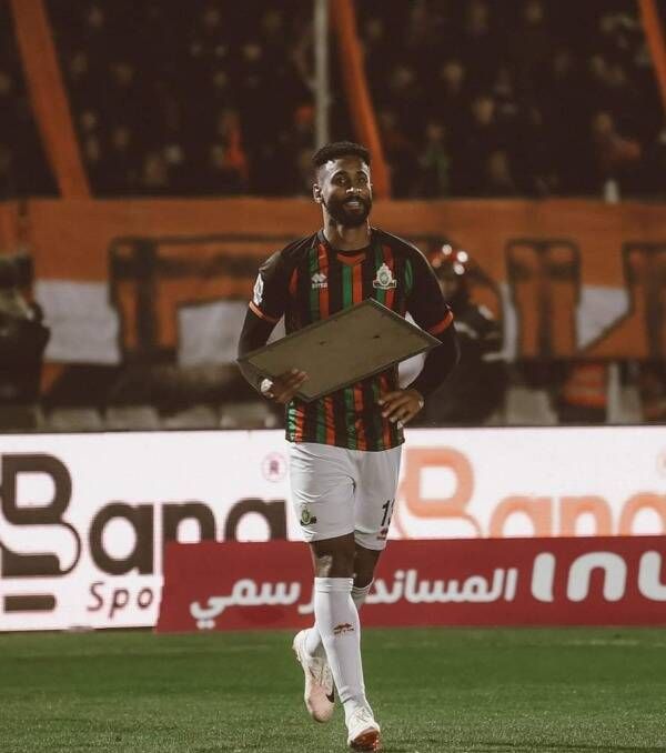 الناجي يوجه تحيته للجمهور