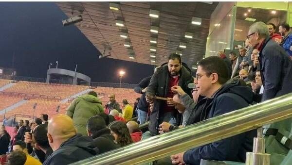 مشجع الأهلي يوزع الحلوى