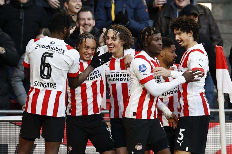 لاعبو أيندهوفن