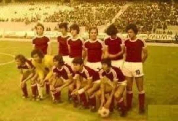 المنتخب الفائز باللقب الأول