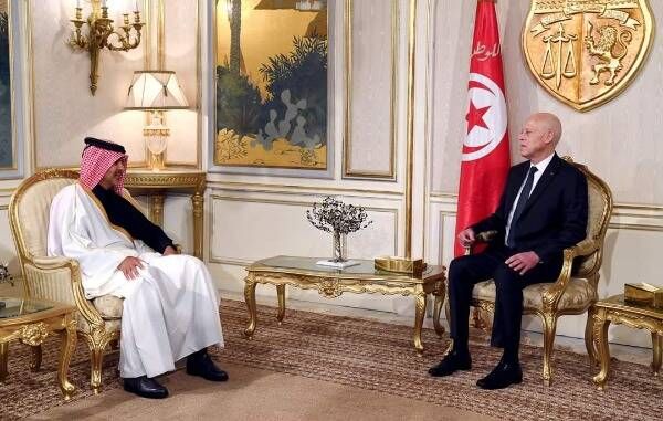 الرئيس التونسي يستقبل الشيخ خالد بن خليفة