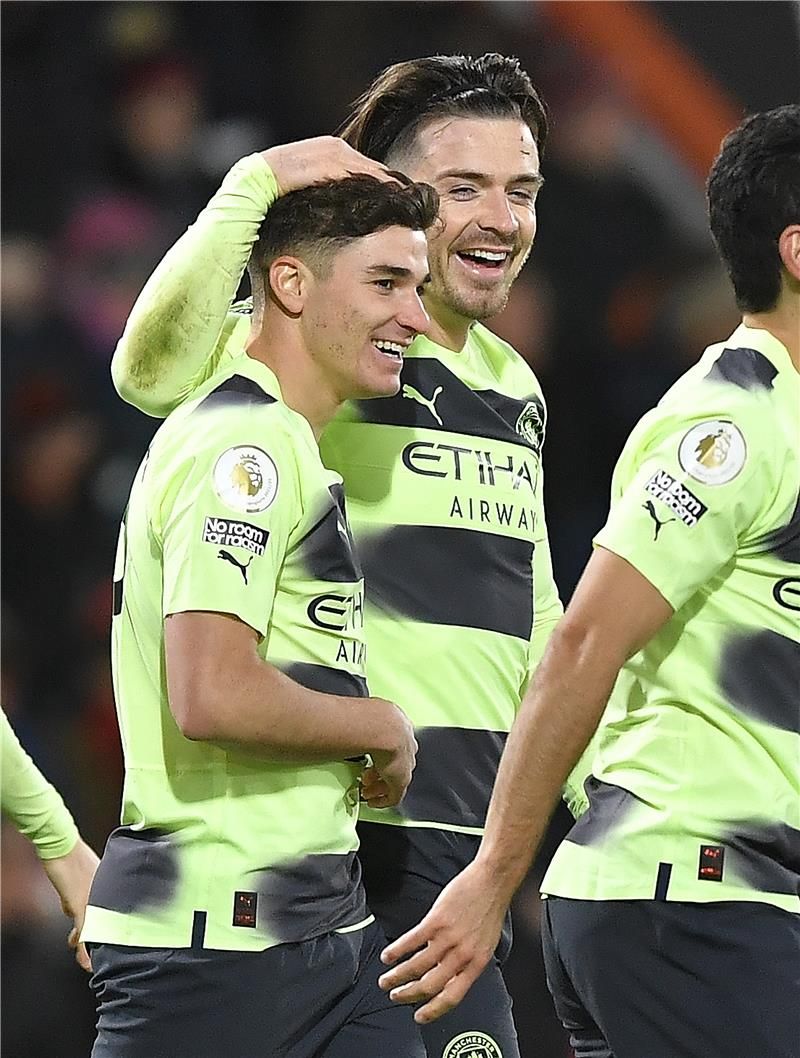 ألفاريز مع لاعبي مانشستر سيتي